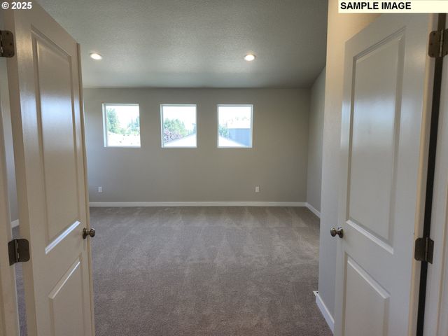 650 Magnolia Ave 38, Woodburn, OR 97071