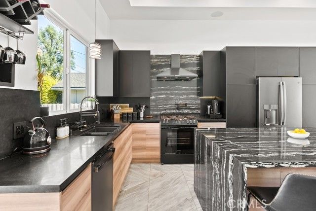 23143 Leonora Drive, Woodland Hills (los Angeles), CA 91367