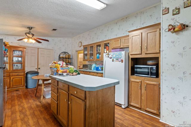 300 County Road 307, Floresville, TX 78114