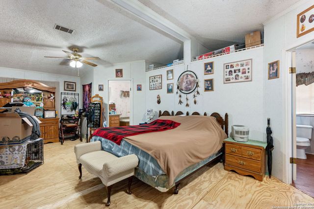 300 County Road 307, Floresville, TX 78114