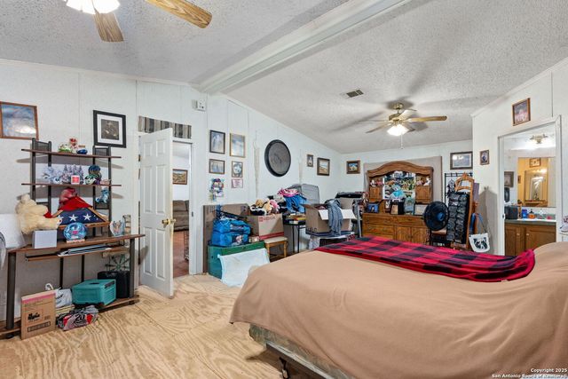 300 County Road 307, Floresville, TX 78114