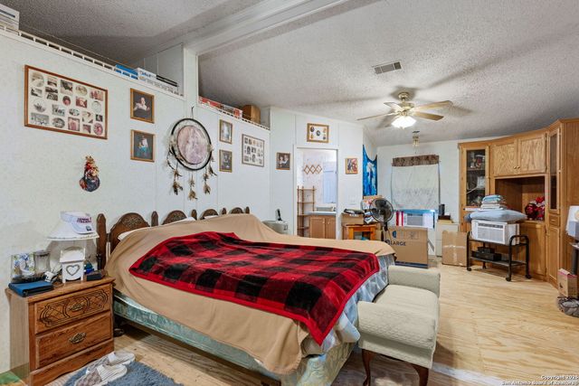 300 County Road 307, Floresville, TX 78114