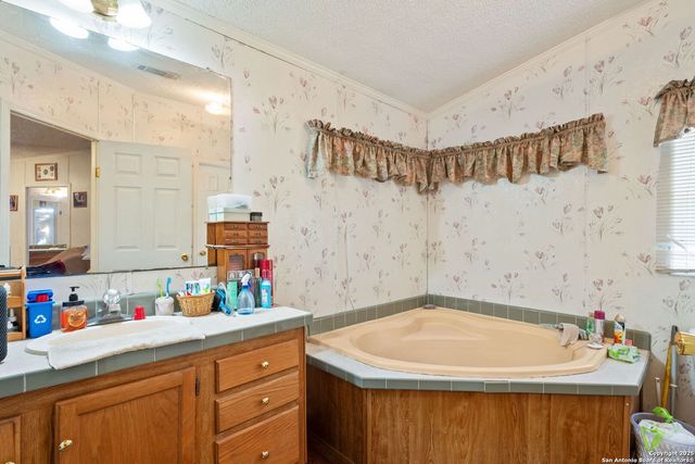 300 County Road 307, Floresville, TX 78114