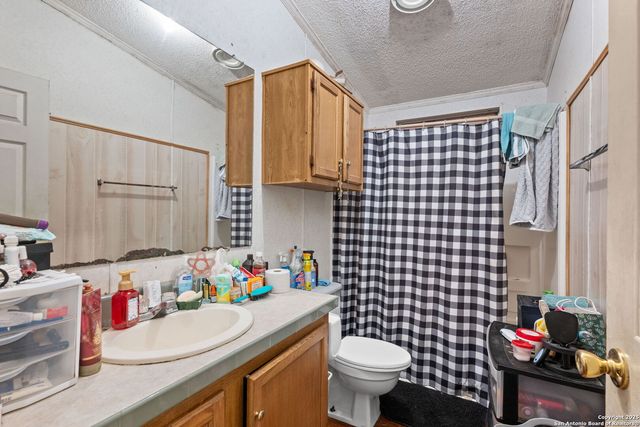 300 County Road 307, Floresville, TX 78114