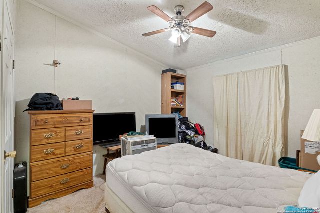 300 County Road 307, Floresville, TX 78114