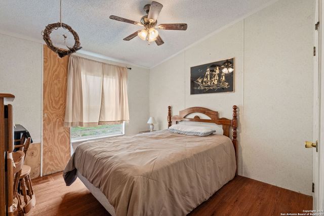 300 County Road 307, Floresville, TX 78114