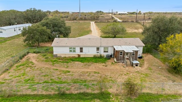 300 County Road 307, Floresville, TX 78114