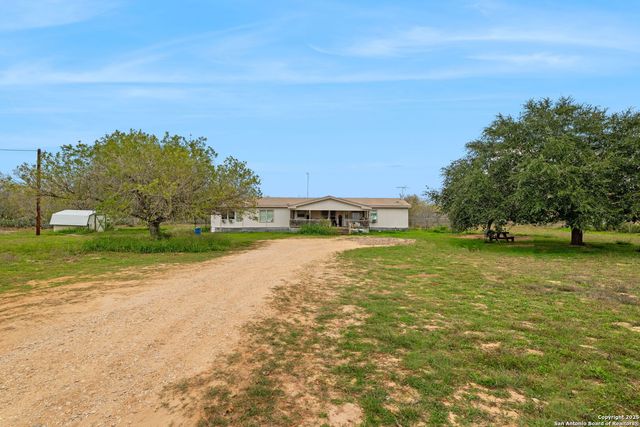 300 County Road 307, Floresville, TX 78114