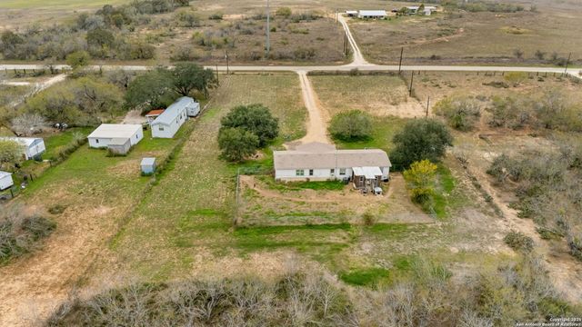 300 County Road 307, Floresville, TX 78114