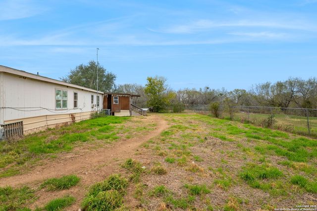 300 County Road 307, Floresville, TX 78114