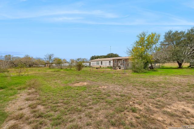 300 County Road 307, Floresville, TX 78114