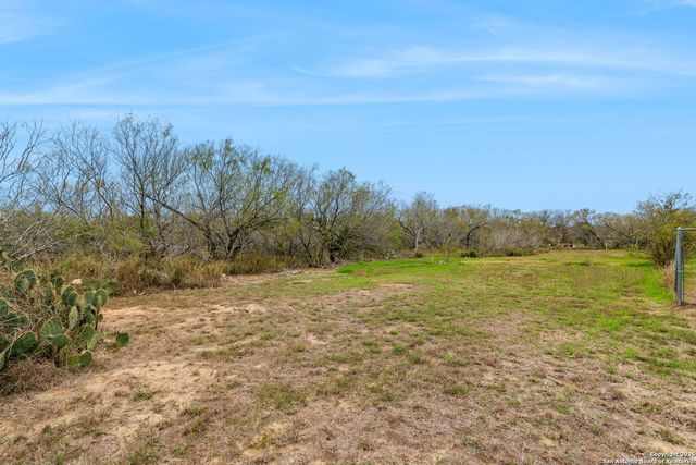 300 County Road 307, Floresville, TX 78114