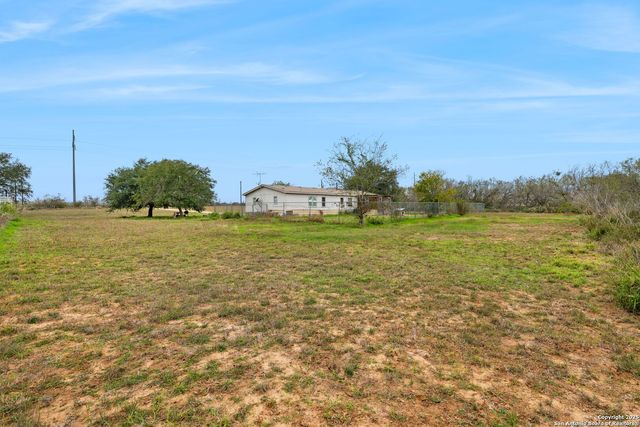 300 County Road 307, Floresville, TX 78114