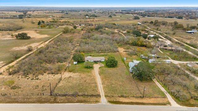 300 County Road 307, Floresville, TX 78114