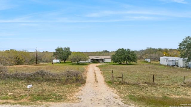 300 County Road 307, Floresville, TX 78114