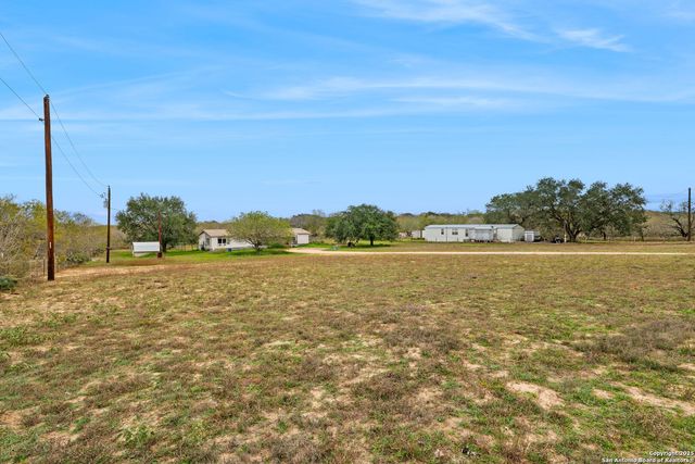 300 County Road 307, Floresville, TX 78114