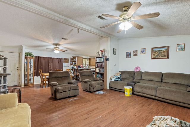 300 County Road 307, Floresville, TX 78114