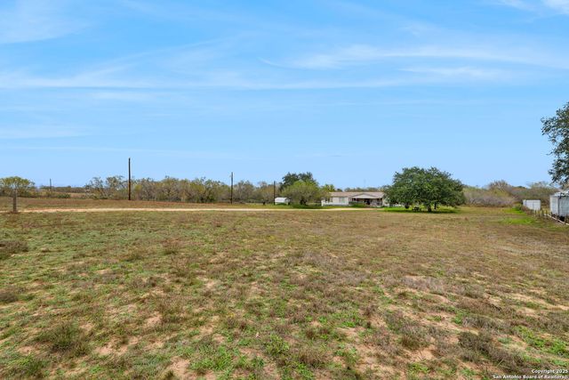 300 County Road 307, Floresville, TX 78114