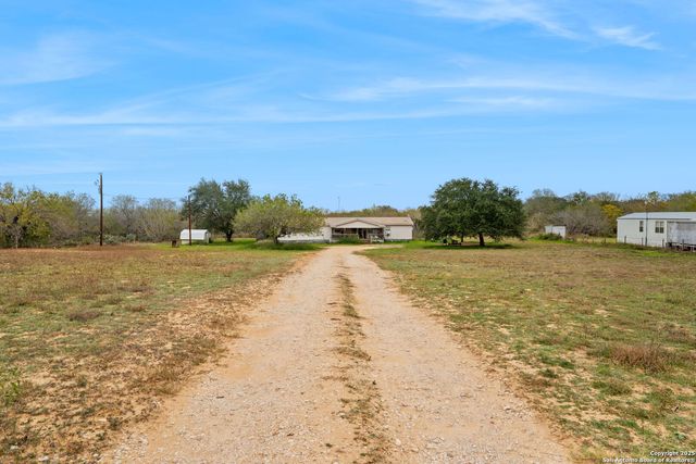 300 County Road 307, Floresville, TX 78114