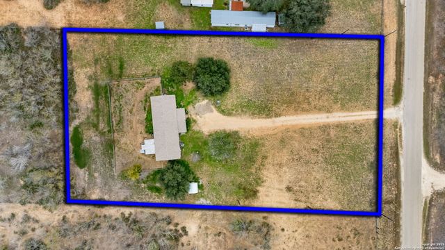 300 County Road 307, Floresville, TX 78114