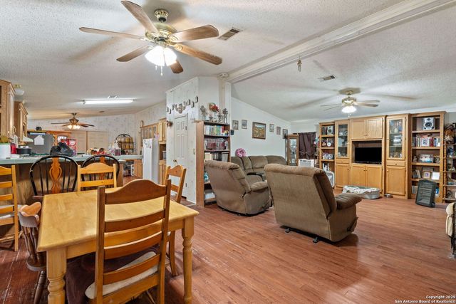 300 County Road 307, Floresville, TX 78114