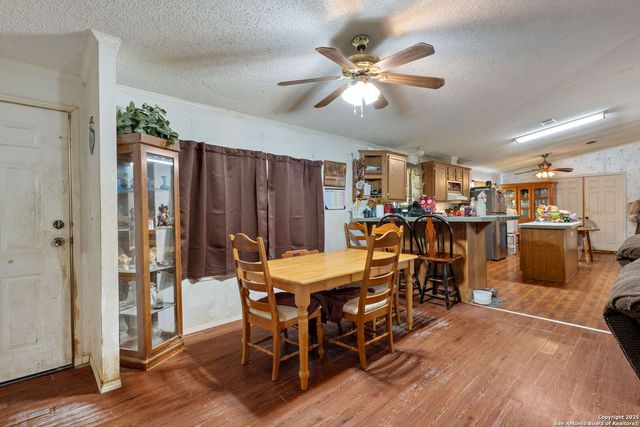 300 County Road 307, Floresville, TX 78114