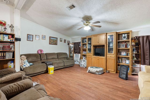 300 County Road 307, Floresville, TX 78114