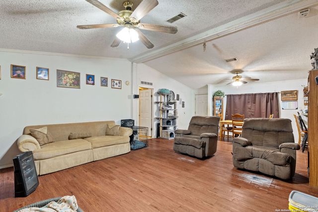 300 County Road 307, Floresville, TX 78114