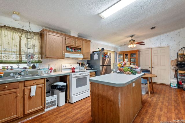 300 County Road 307, Floresville, TX 78114