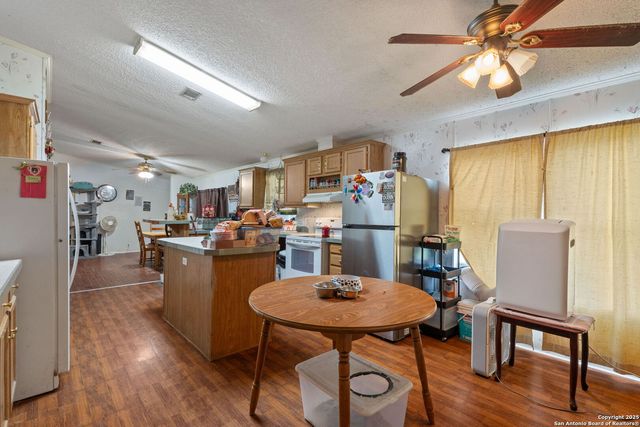 300 County Road 307, Floresville, TX 78114