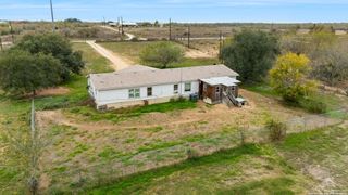 300 County Road 307, Floresville, TX 78114