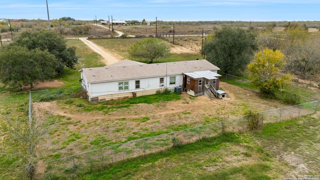 300 County Road 307, Floresville, TX 78114