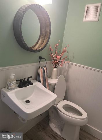 5 PATRICK LN, Morrisville, PA 19067