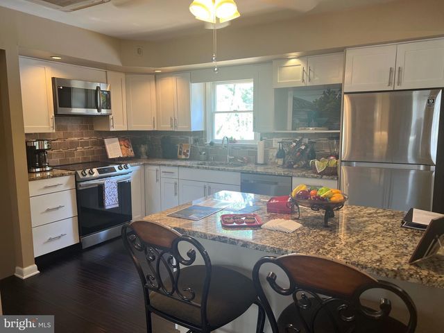 5 PATRICK LN, Morrisville, PA 19067