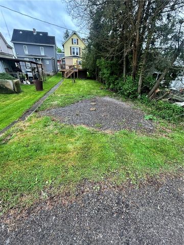 121 Elizabeth Ave, Evans City Boro, PA 16033