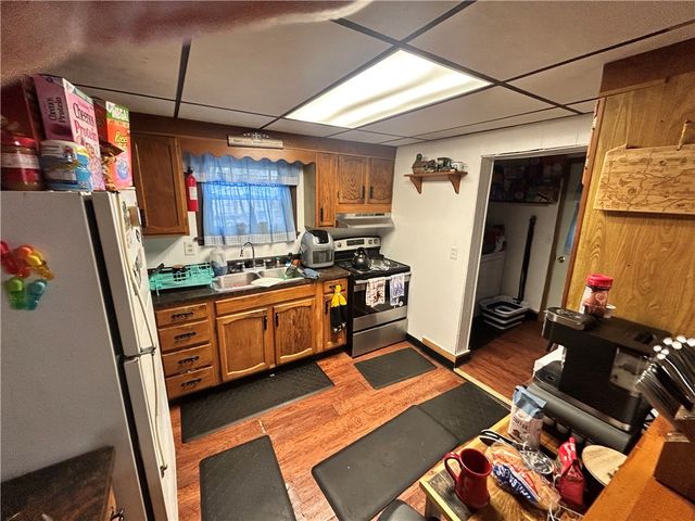 121 Elizabeth Ave, Evans City Boro, PA 16033