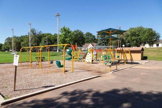 238 18th Avenue N, Hopkins, MN 55343