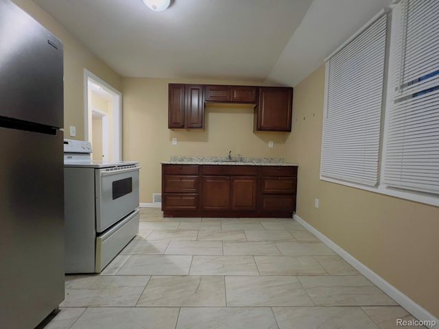 8695 Evergreen Avenue, Detroit, MI 48228