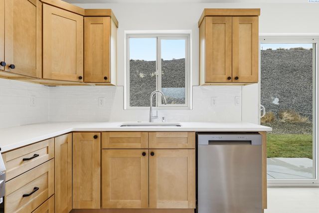 6650 W 28th Ave, Kennewick, WA 99338