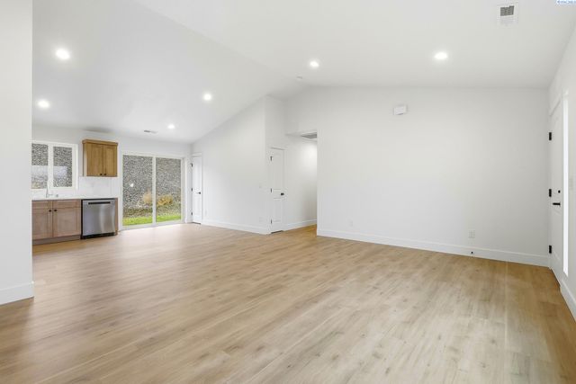 6650 W 28th Ave, Kennewick, WA 99338