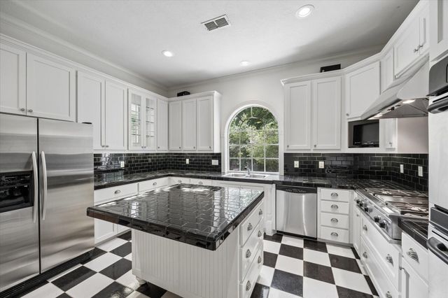 3920 N Briarwood Drive, Brenham, TX 77833
