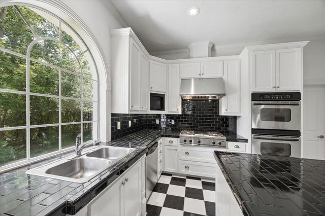 3920 N Briarwood Drive, Brenham, TX 77833