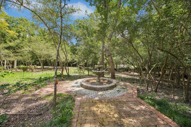 3920 N Briarwood Drive, Brenham, TX 77833