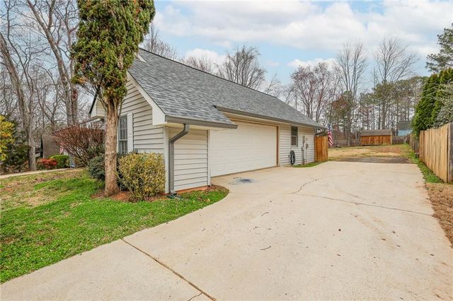 5730 Garden Walk, Flowery Branch, GA 30542