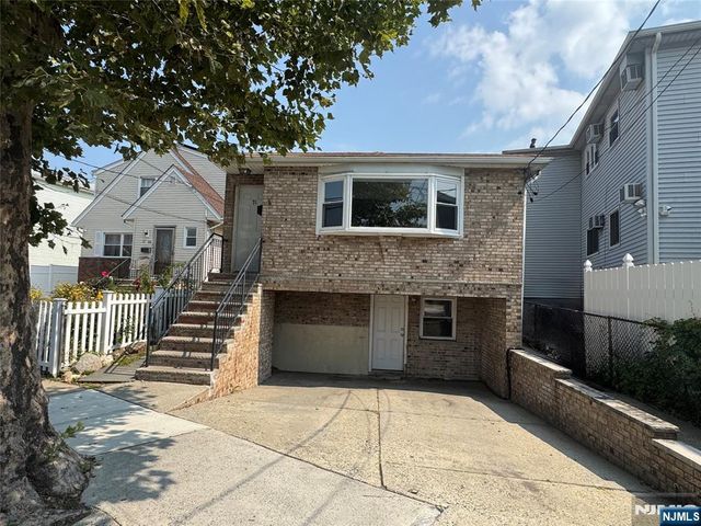 71 Suburbia Court, Jersey City, NJ 07305