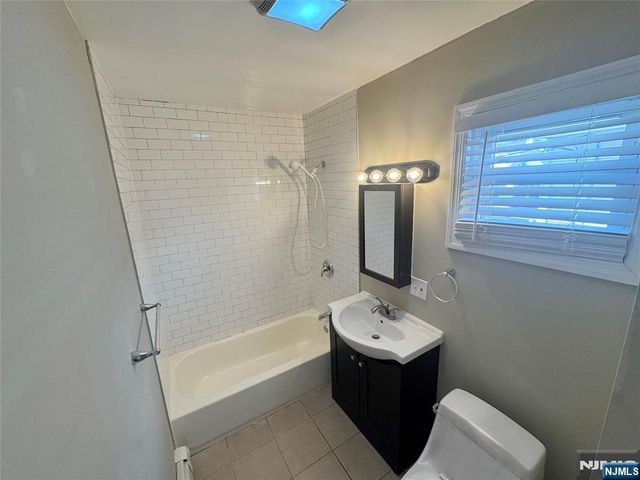 71 Suburbia Court, Jersey City, NJ 07305