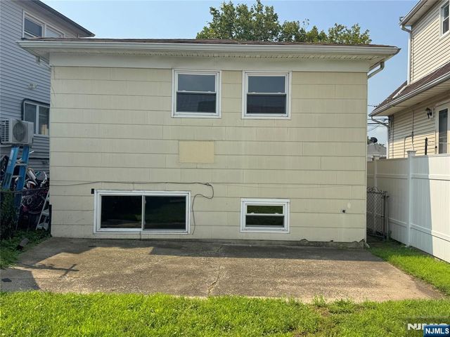 71 Suburbia Court, Jersey City, NJ 07305