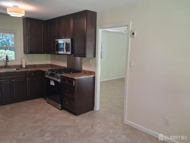 6 Flower Road, Franklin Twsp, NJ 08873