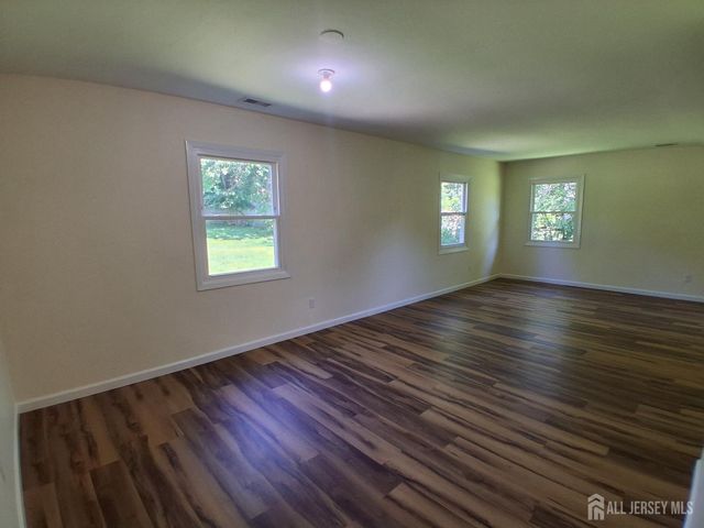 6 Flower Road, Franklin Twsp, NJ 08873