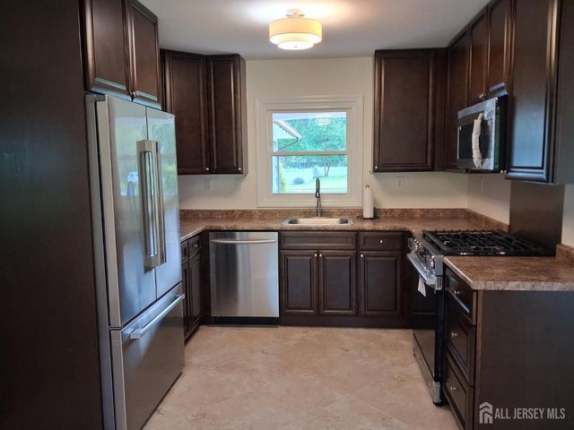 6 Flower Road, Franklin Twsp, NJ 08873